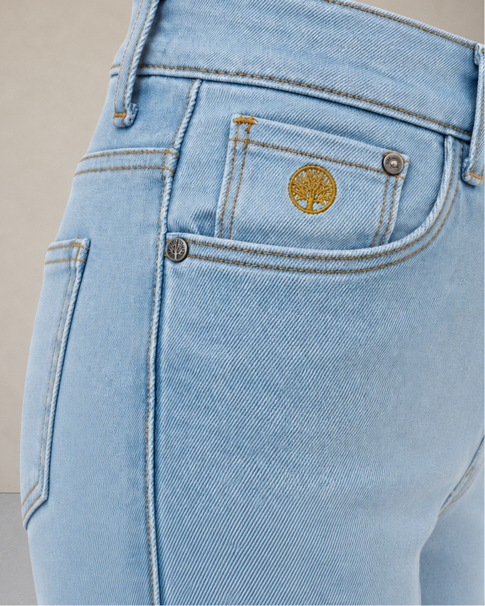 Jean Mujer Tiro Alto con Rotos y Bota Ancha