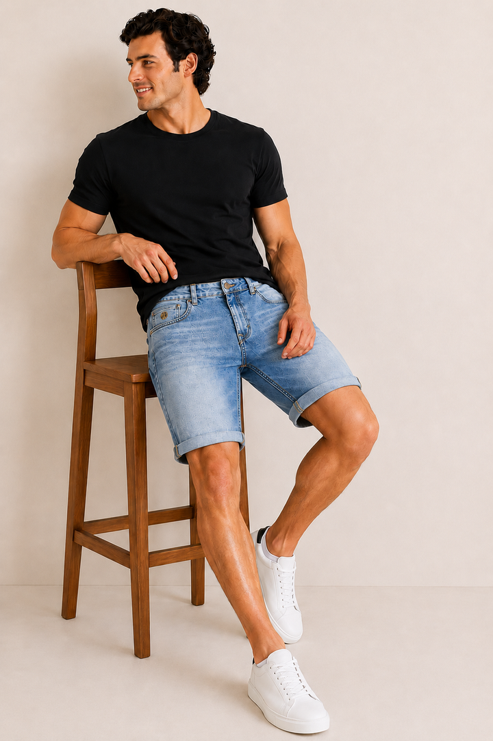 Bermuda Slim Denim Jacquard para hombre en tono azul claro, confeccionada en denim texturizado con diseño jacquard, ajuste slim fit, bolsillos funcionales y dobladillo doblado. Prenda casual premium de Purple Rain ideal para looks frescos y modernos.