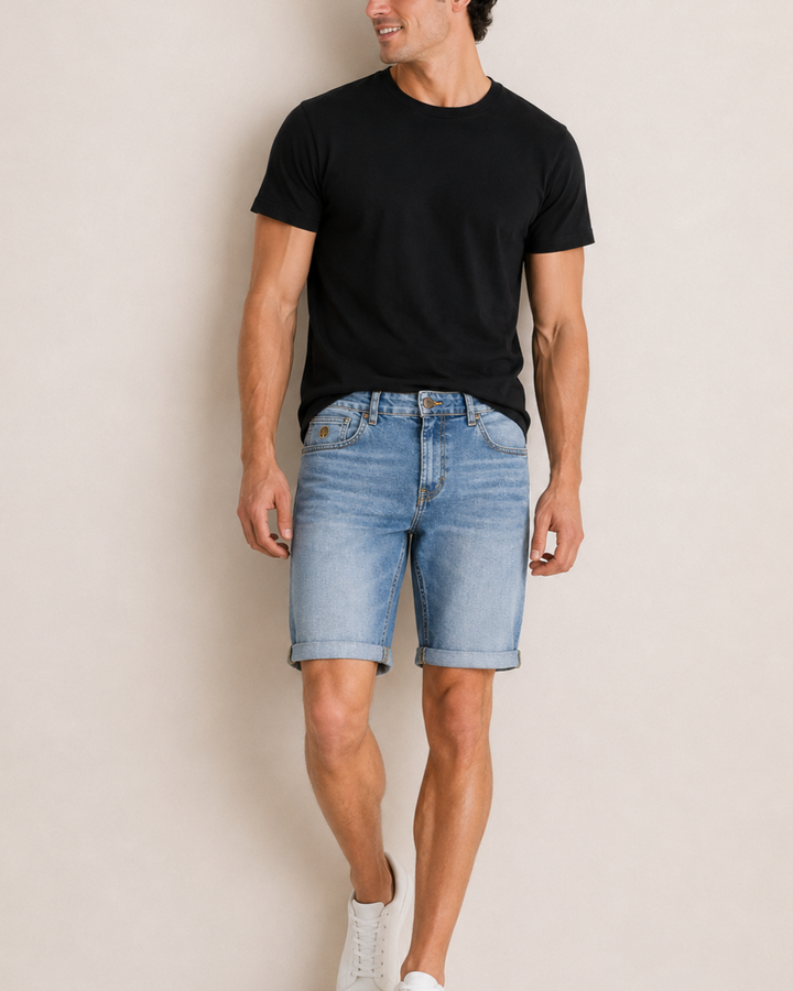Bermuda Slim Denim Jacquard para hombre en tono azul claro, confeccionada en denim texturizado con diseño jacquard, ajuste slim fit, bolsillos funcionales y dobladillo doblado. Prenda casual premium de Purple Rain ideal para looks frescos y modernos.