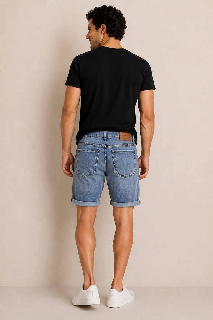 Bermuda Slim Denim Jacquard para hombre en tono azul claro, confeccionada en denim texturizado con diseño jacquard, ajuste slim fit, bolsillos funcionales y dobladillo doblado. Prenda casual premium de Purple Rain ideal para looks frescos y modernos.