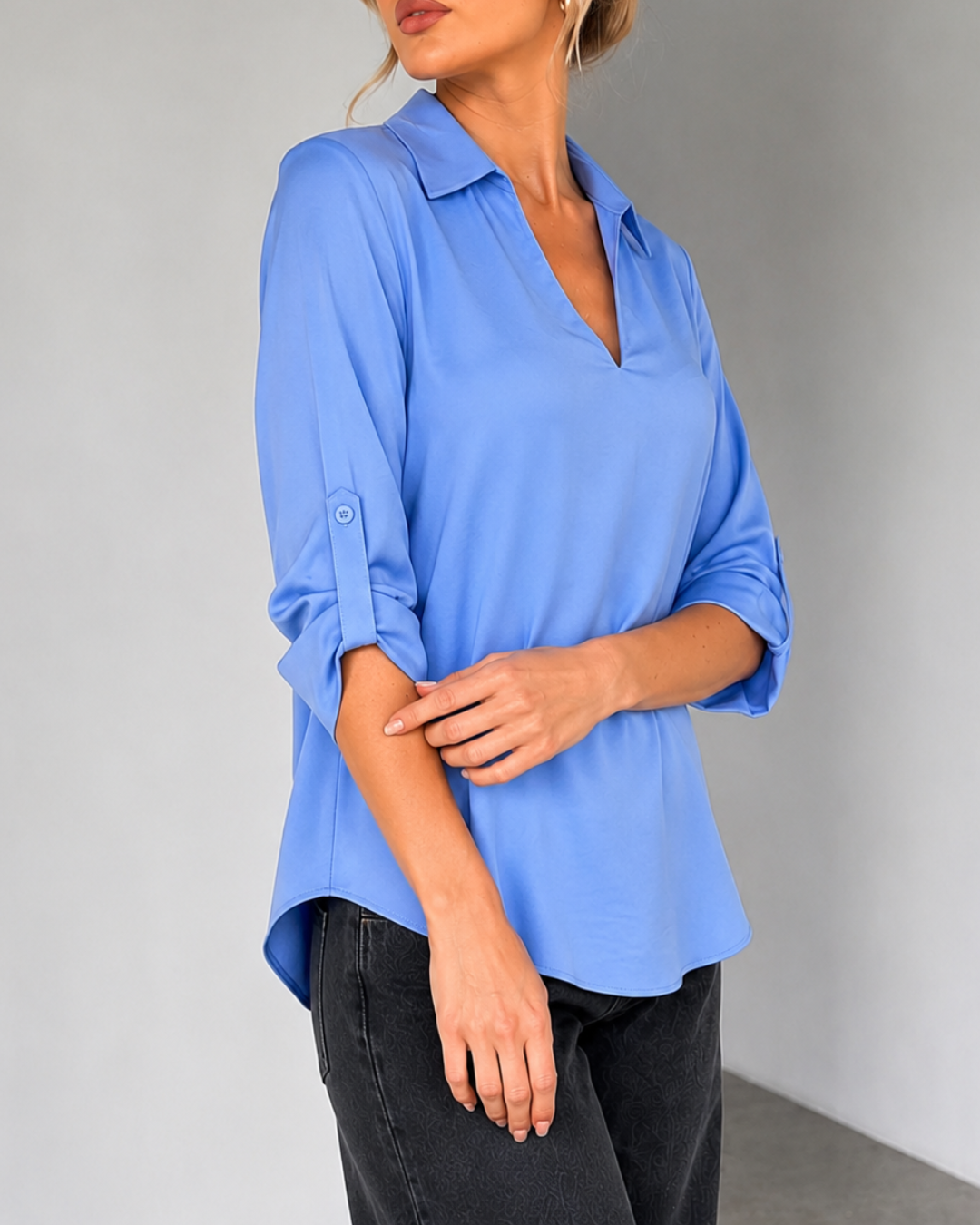 Blusa Dama Victoria Cuello Abierto y Manga ¾