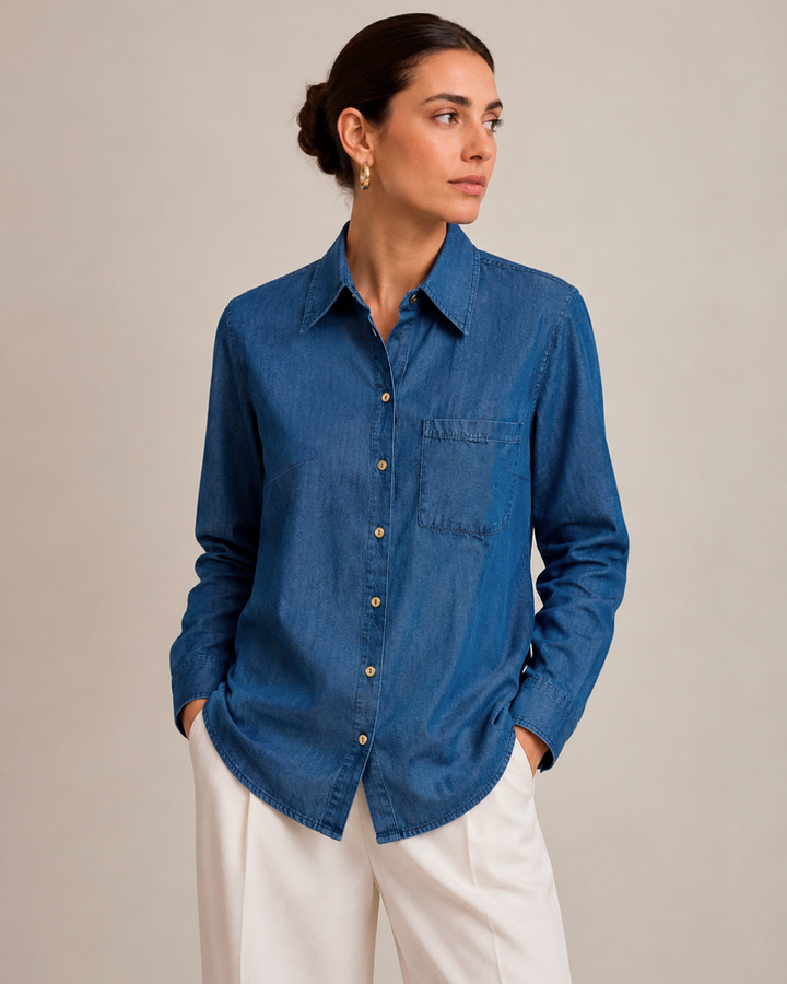 Blusa de denim ligero confeccionada en 100% algodón. Su silueta relajada, bolsillo funcional y diseño clásico la convierten en una prenda versátil, fresca y cómoda para cualquier ocasión. Ideal para quienes buscan elegancia natural y confort durante todo el día.