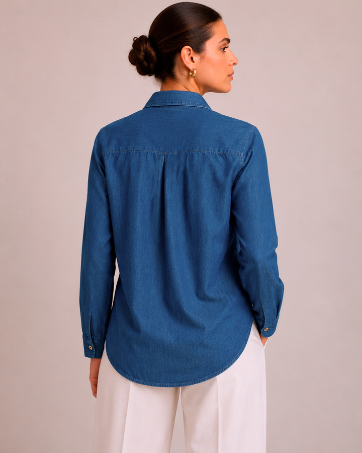 Blusa de denim ligero confeccionada en 100% algodón. Su silueta relajada, bolsillo funcional y diseño clásico la convierten en una prenda versátil, fresca y cómoda para cualquier ocasión. Ideal para quienes buscan elegancia natural y confort durante todo el día.