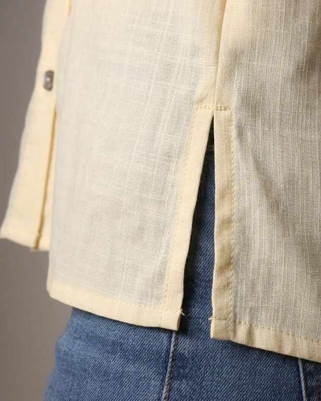 blusa con botones dorados