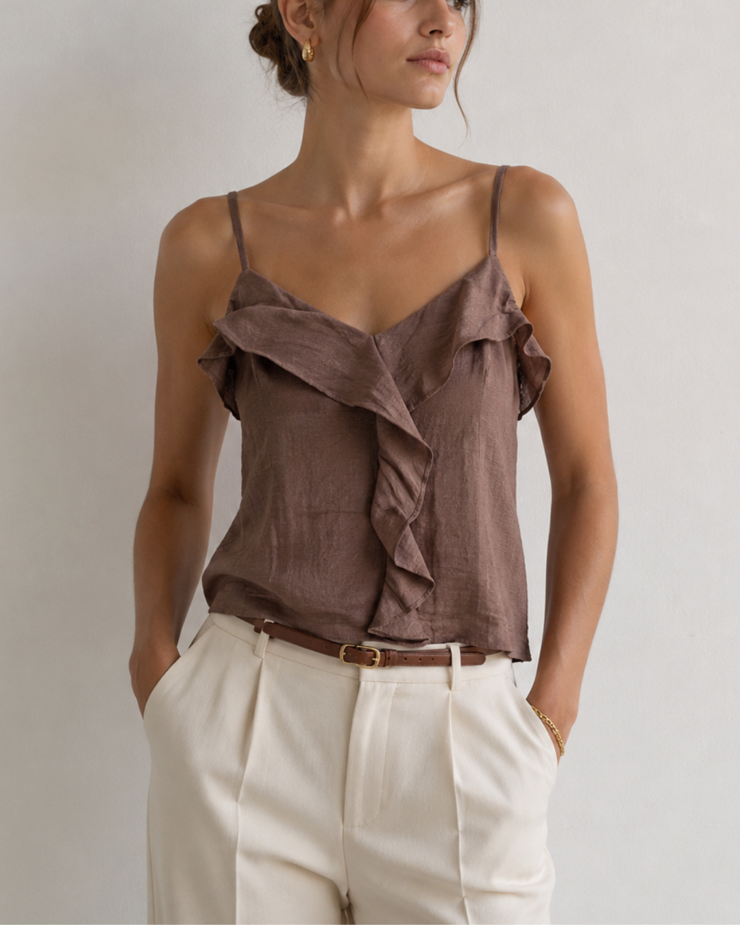 Blusa ligera de tiras.
Diseño con boleritos en delantero.
Tela texturizada y suave.
Tiras ajustables.
Doble capa en delantero y espalda para mayor seguridad.
Horma cómoda y fluida.
Ideal para looks casuales, elegantes o de clima cálido.
