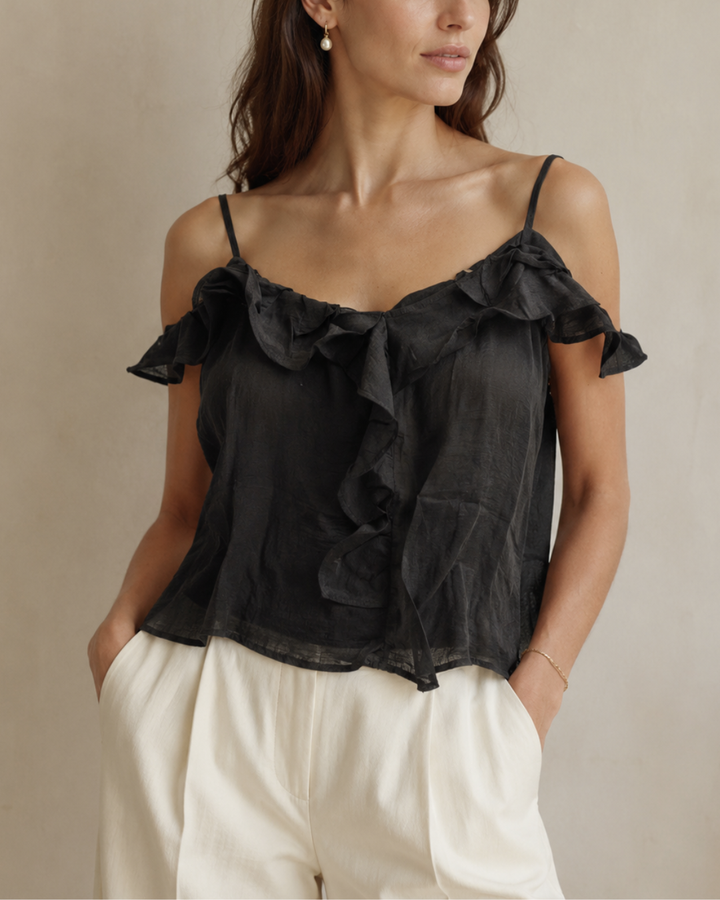 Blusa ligera de tiras.
Diseño con boleritos en delantero.
Tela texturizada y suave.
Tiras ajustables.
Doble capa en delantero y espalda para mayor seguridad.
Horma cómoda y fluida.
Ideal para looks casuales, elegantes o de clima cálido.