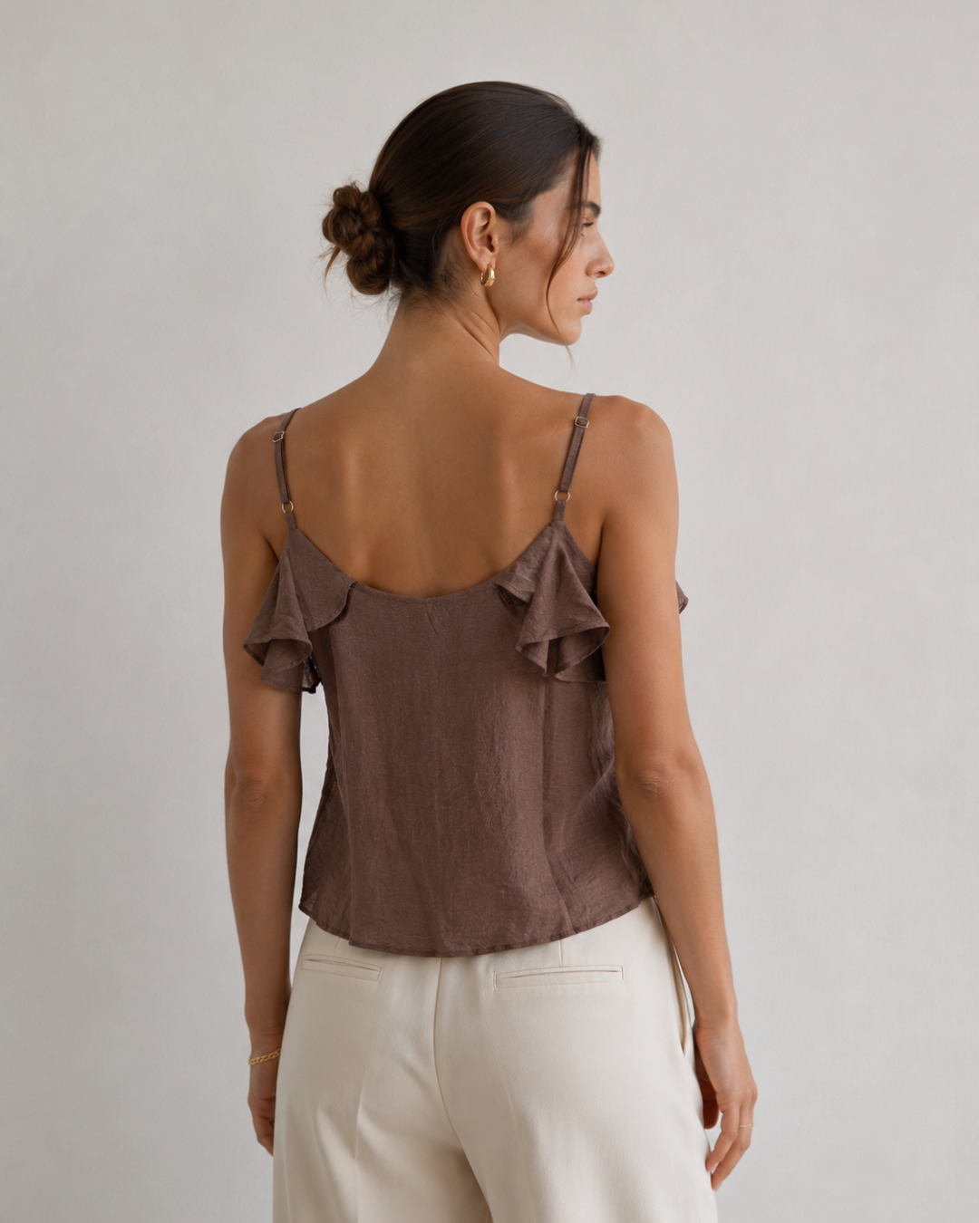 Blusa ligera de tiras.
Diseño con boleritos en delantero.
Tela texturizada y suave.
Tiras ajustables.
Doble capa en delantero y espalda para mayor seguridad.
Horma cómoda y fluida.
Ideal para looks casuales, elegantes o de clima cálido.
