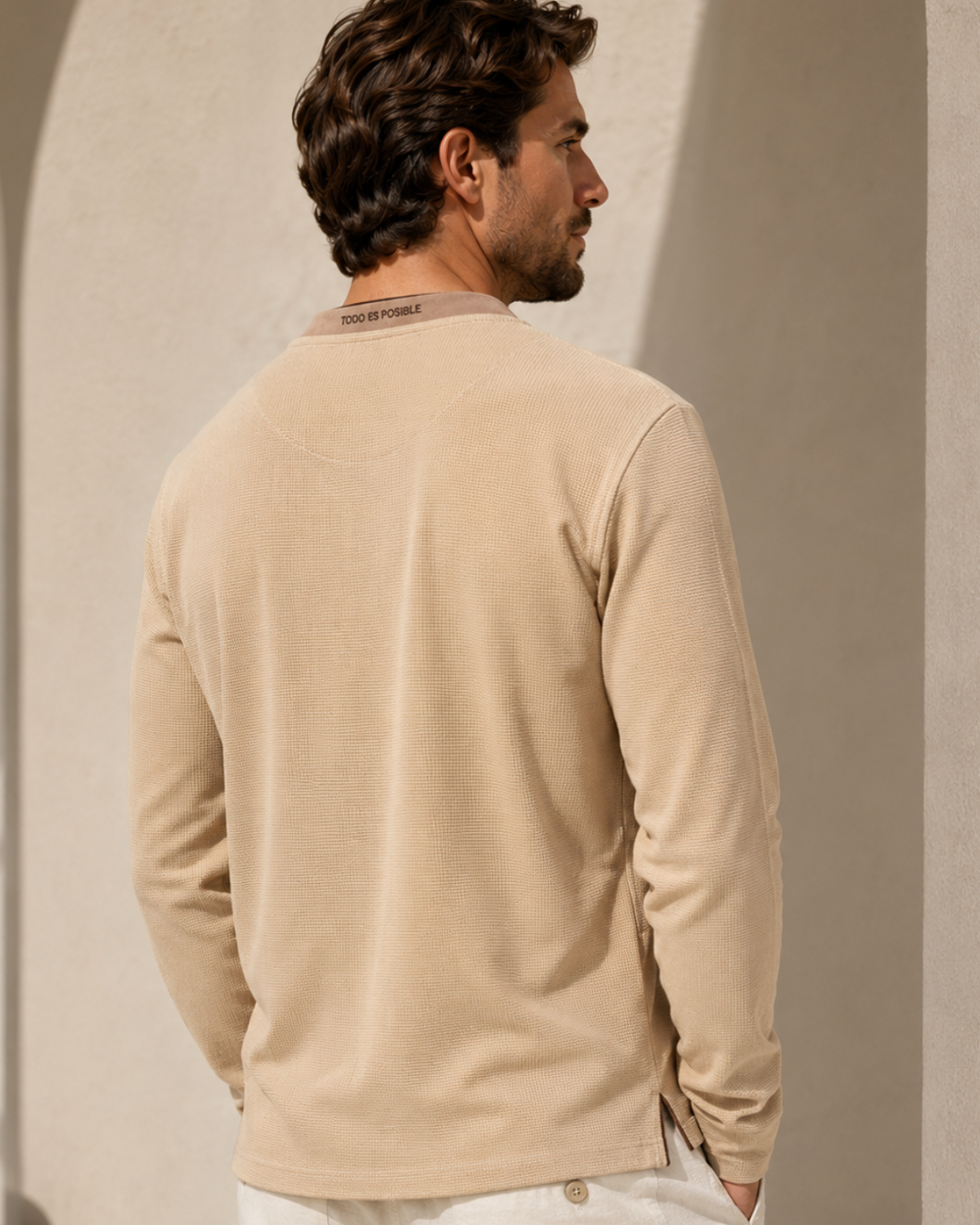 Cambuzo premium para hombre color beige con cuello tipo henley, manga larga, logo bordado y ajuste cómodo para uso casual.