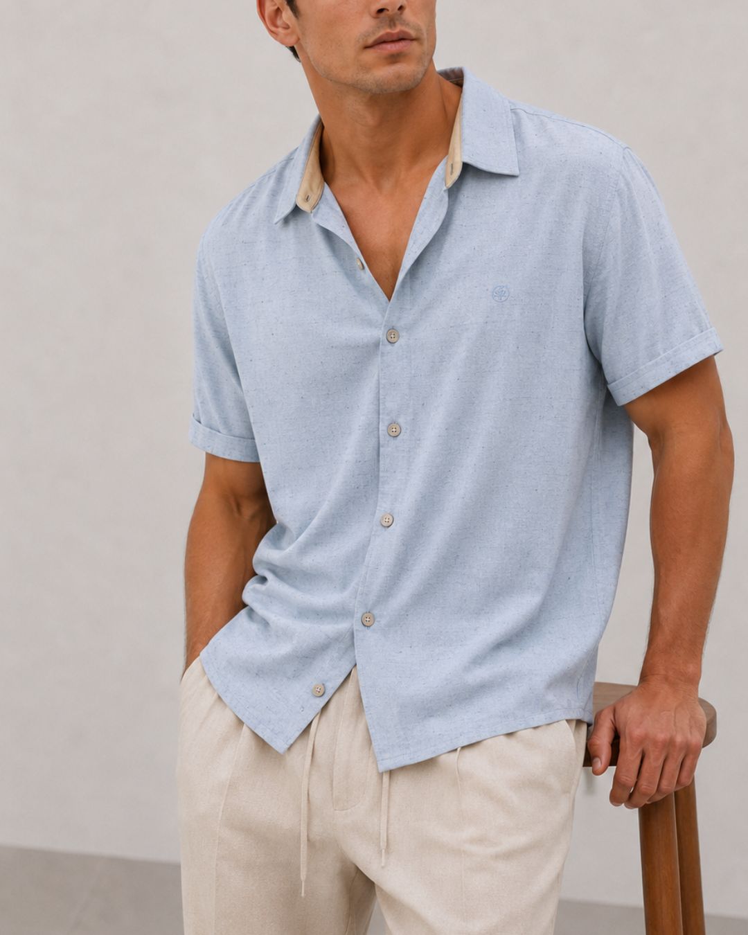 Detalle de cuello italiano y confección premium en camisa hombre Italian Design Purple Rain. azul