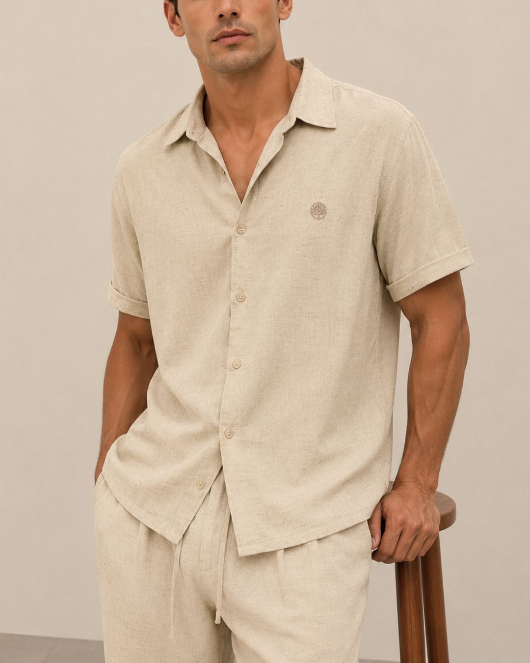 Camisa hombre Italian Design Purple Rain combinada con pantalón de lino, estilo elegante y relajado.