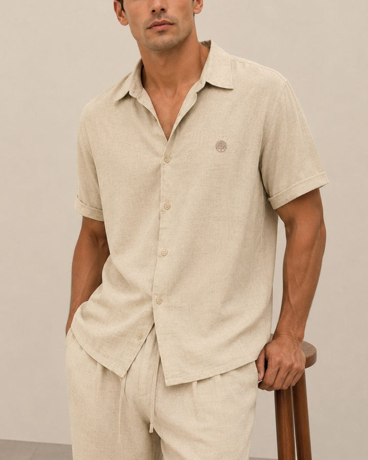 Camisa hombre Italian Design Purple Rain combinada con pantalón de lino, estilo elegante y relajado.