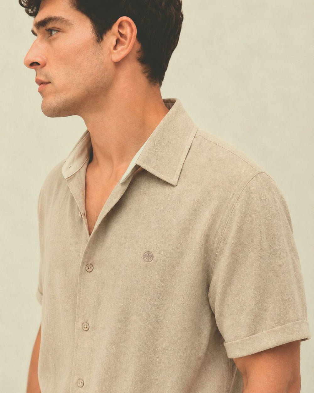 Vista lateral de camisa hombre Italian Design Purple Rain en tejido ligero de rayón y lino con diseño italiano.