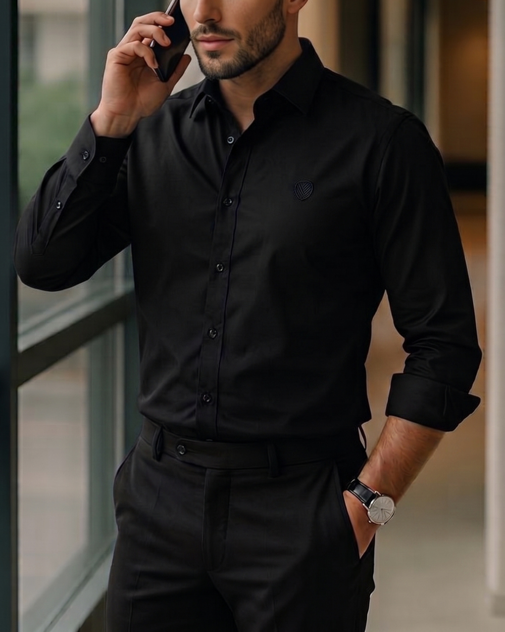 "Camisa hombre slim fit con la elegancia atemporal del estilo 
Old Money. Diseño minimalista colombiano con detalles que 
hablan de calidad. La pieza esencial para construir un 
guardarropa de quiet luxury auténtico. Purple Rain — 23 años 
creando elegancia que perdura."
