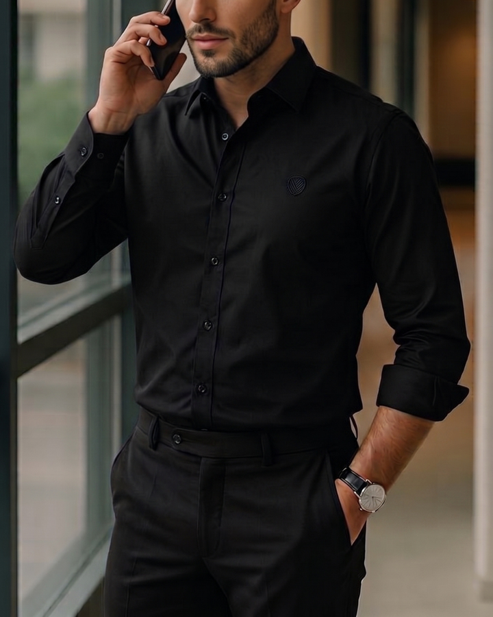"Camisa hombre slim fit con la elegancia atemporal del estilo 
Old Money. Diseño minimalista colombiano con detalles que 
hablan de calidad. La pieza esencial para construir un 
guardarropa de quiet luxury auténtico. Purple Rain — 23 años 
creando elegancia que perdura."