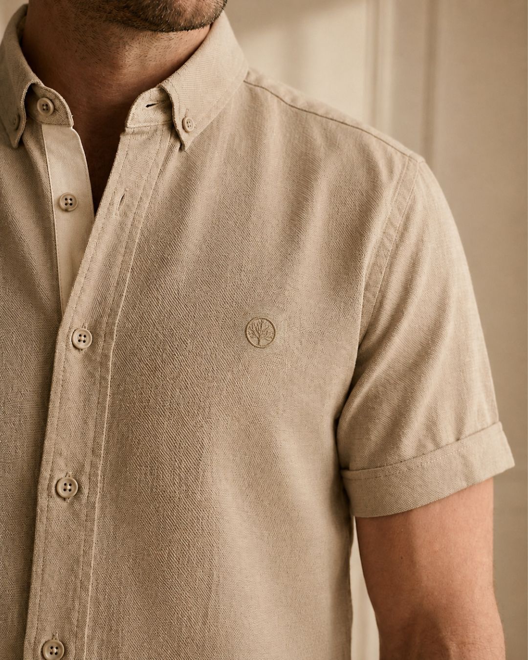 La Camisa Santorini Premium Viscosa está confeccionada en 100% rayón viscosa, una fibra reconocida por su suavidad, frescura y excelente caída natural. Su diseño combina elegancia y comodidad en una prenda versátil ideal para ocasiones casuales, reuniones, vacaciones o looks sofisticados de inspiración mediterránea.