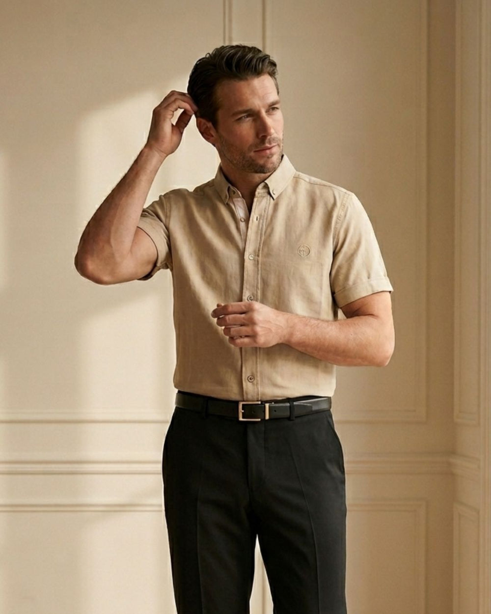 La Camisa Santorini Premium Viscosa está confeccionada en 100% rayón viscosa, una fibra reconocida por su suavidad, frescura y excelente caída natural. Su diseño combina elegancia y comodidad en una prenda versátil ideal para ocasiones casuales, reuniones, vacaciones o looks sofisticados de inspiración mediterránea.