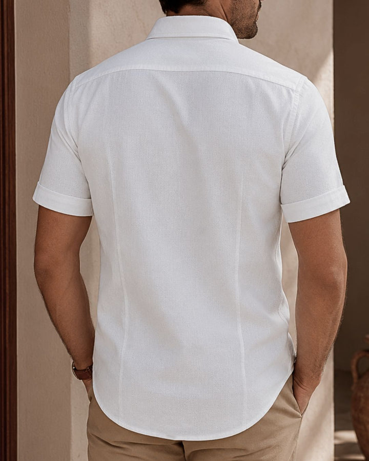 La Camisa Santorini Premium Viscosa está confeccionada en 100% rayón viscosa, una fibra reconocida por su suavidad, frescura y excelente caída natural. Su diseño combina elegancia y comodidad en una prenda versátil ideal para ocasiones casuales, reuniones, vacaciones o looks sofisticados de inspiración mediterránea.