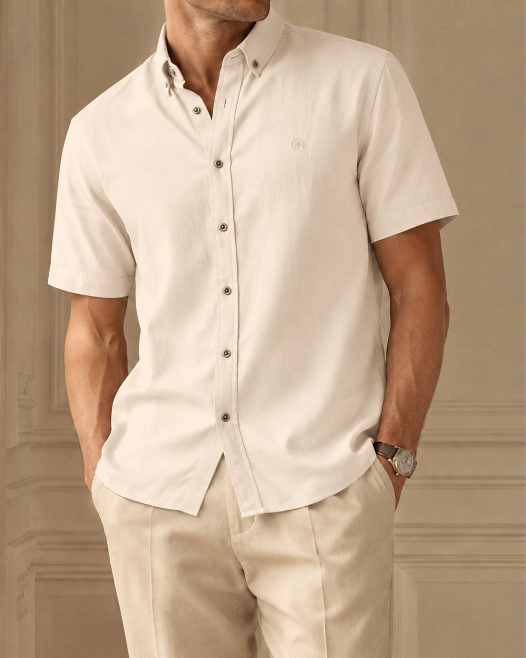 La Camisa Santorini Premium Viscosa está confeccionada en 100% rayón viscosa, una fibra reconocida por su suavidad, frescura y excelente caída natural. Su diseño combina elegancia y comodidad en una prenda versátil ideal para ocasiones casuales, reuniones, vacaciones o looks sofisticados de inspiración mediterránea.