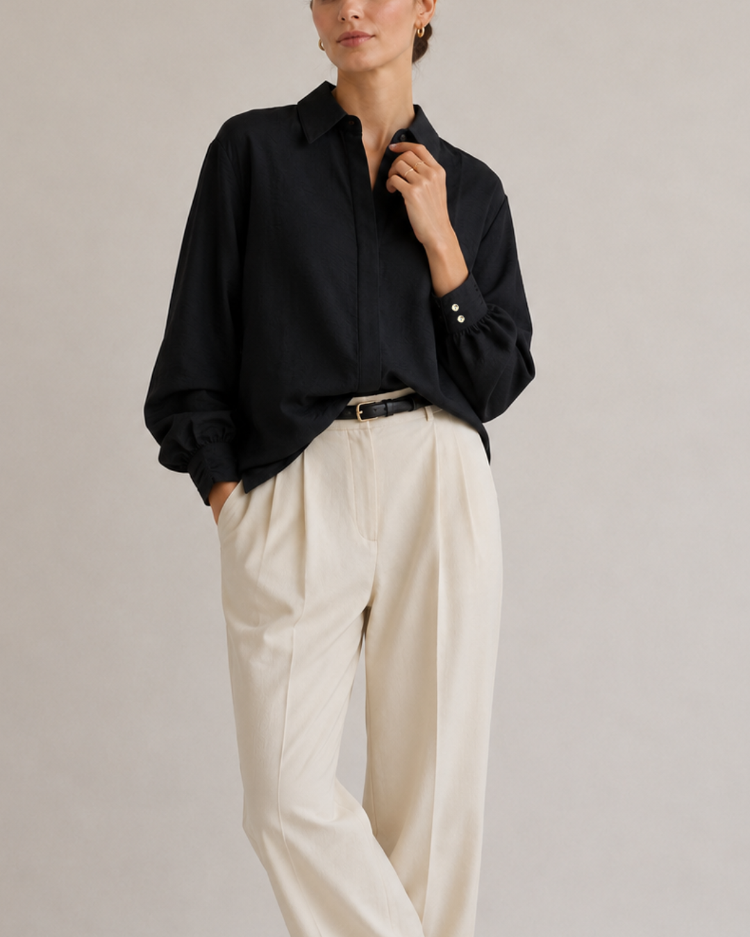 – Camisa de horma amplia
– Tela ligera, fluida y texturizada
– Composición: 85% viscosa, 15% nylon
– Cuello camisero clásico
– Botones ocultos con tapeta frontal
– Puños con diseño recogido
– Manga larga con volumen sutil
– Espalda con pieza superior y pliegue central
– Largo cómodo con caída natural
– Ideal para looks elegantes, casuales o de oficina