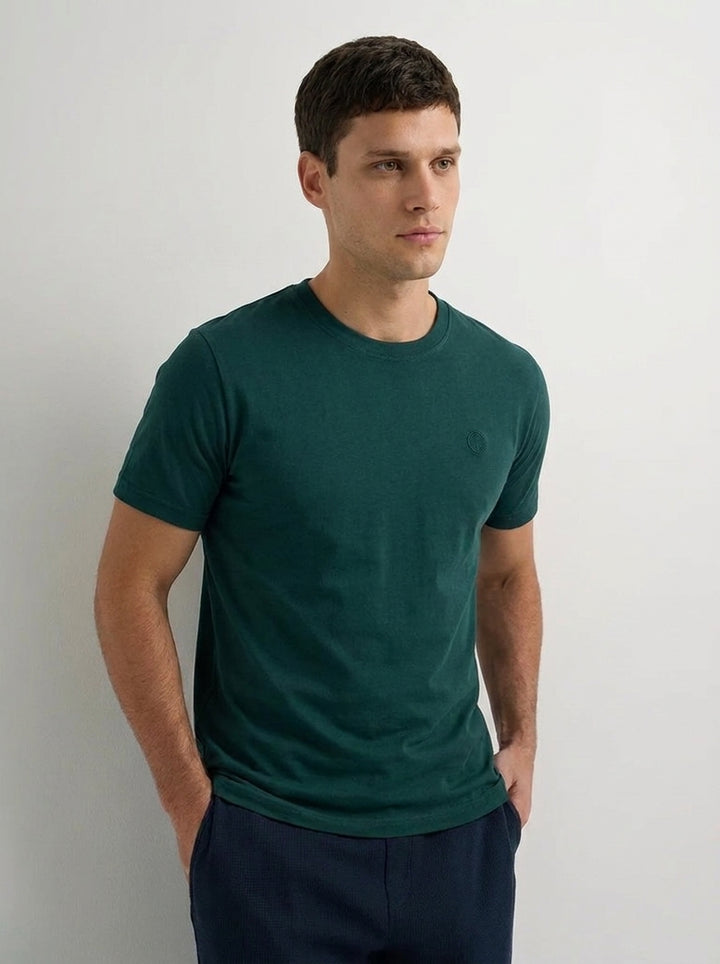 Camiseta Esencial Pima Cuello Redondo verde frontal 