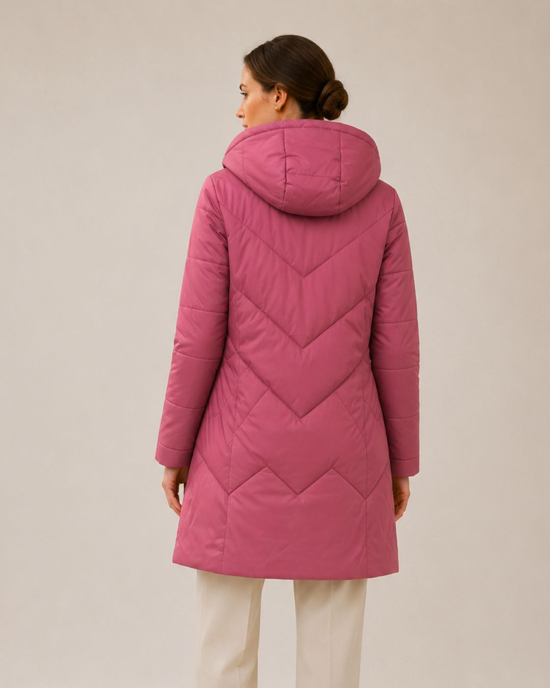 "Chaqueta larga acolchada bicolor verde y fucsia para mujer vista posterior con capucha.