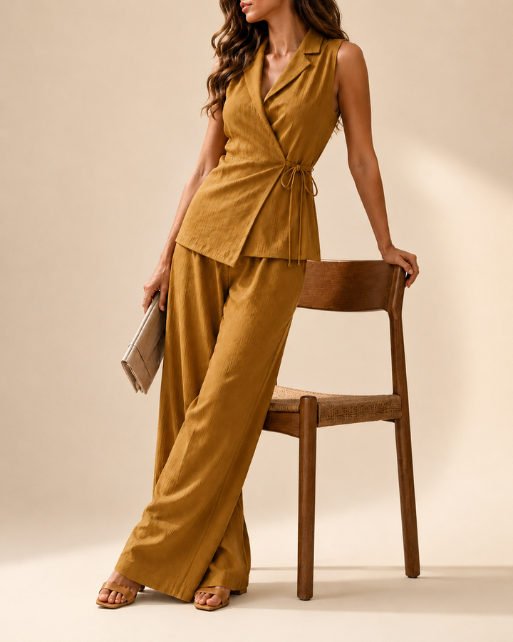 Características
Conjunto de dos piezas para mujer
Chaleco cruzado sin mangas
Amarre lateral ajustable
Escote en V elegante
Cuello tipo sastre
Pantalón palazzo de bota amplia
Silueta estilizada y femenina
Tela suave con caída fluida
Diseño sofisticado y versátil
Disponible en varios colores
Ideal para eventos, reuniones y ocasiones especiales