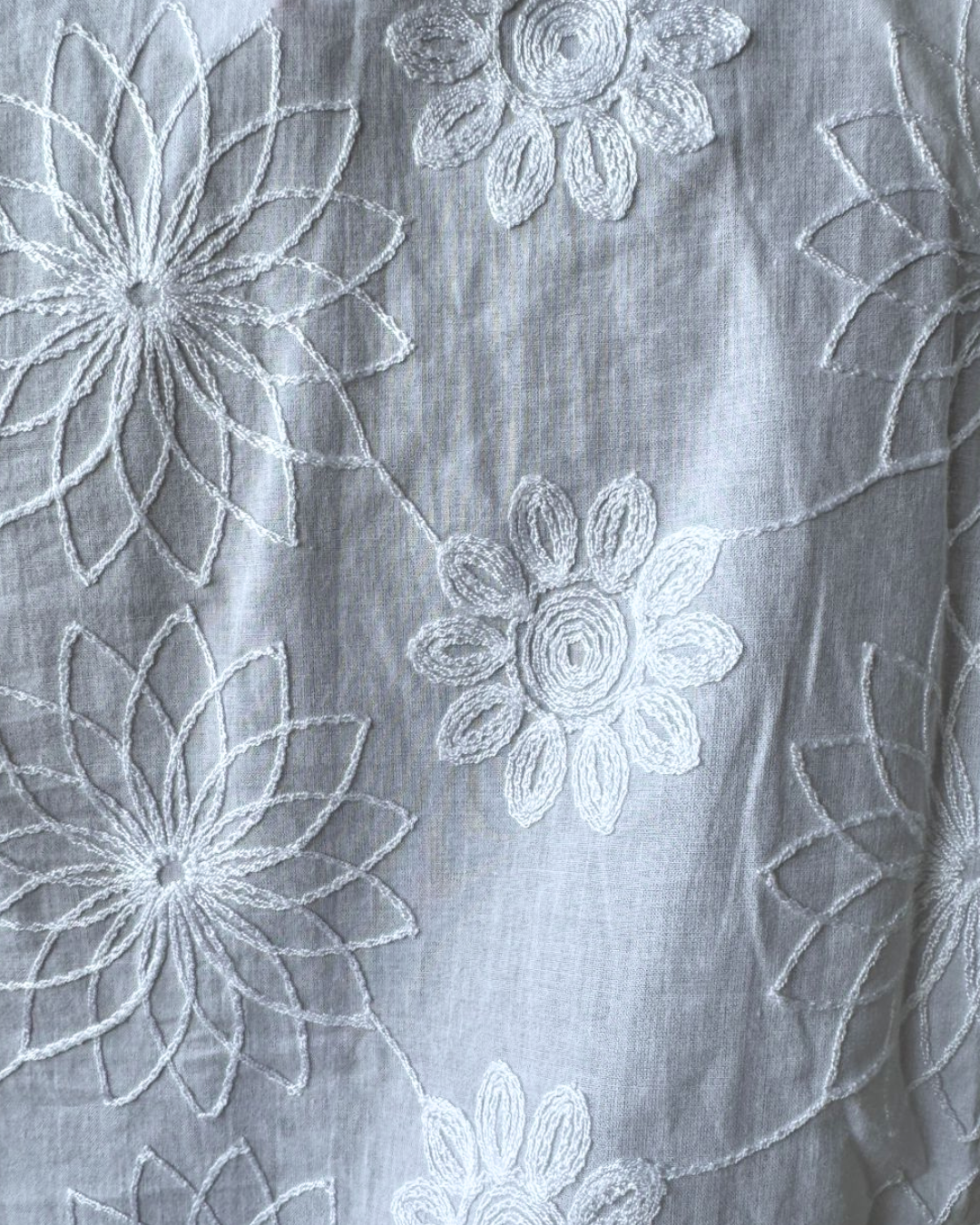 bordado floral mujer
