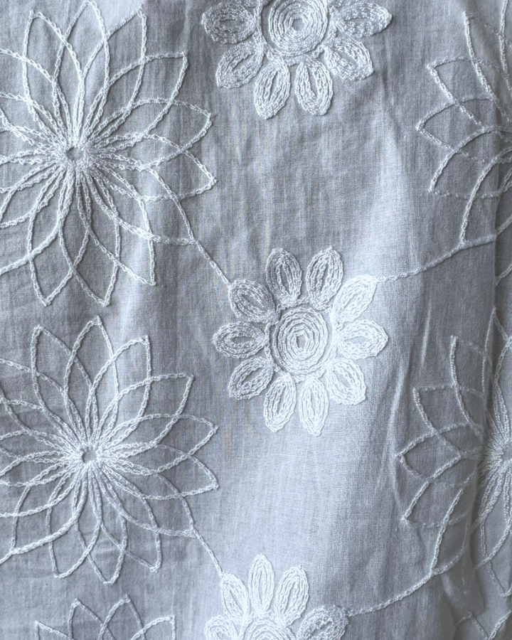 bordado floral mujer