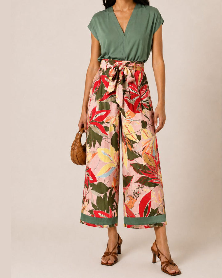 Enterizo bota ancha con estampado tropical, cremallera frontal, cuello en V y lazo- Purple Rain