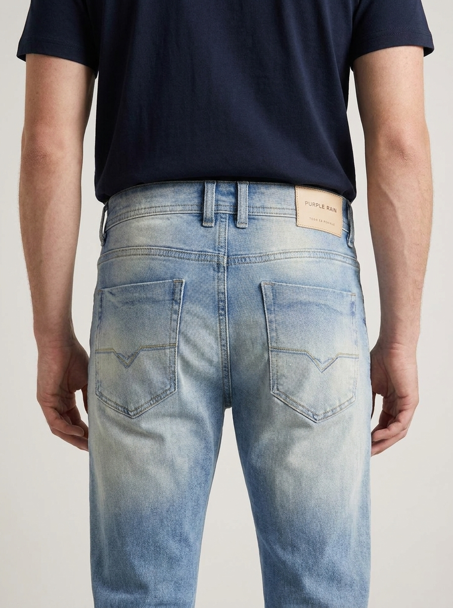 jean hombre, jean azul claro hombre, jean bota recta hombre, jean stretch hombre, pantalón denim hombre, jeans para hombre Colombia, jean lavado claro, jean recto hombre, jean casual hombre, Purple Rain hombre