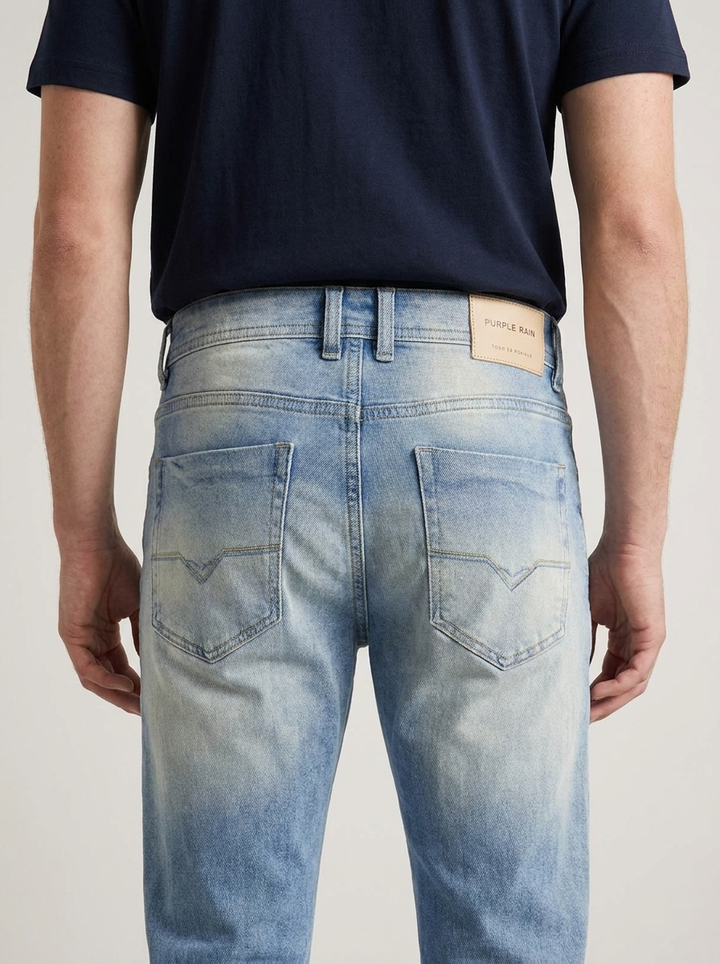 jean hombre, jean azul claro hombre, jean bota recta hombre, jean stretch hombre, pantalón denim hombre, jeans para hombre Colombia, jean lavado claro, jean recto hombre, jean casual hombre, Purple Rain hombre
