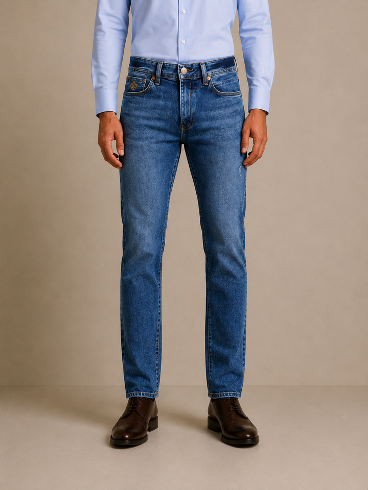 Jean masculino azul índigo de corte semi entubado Purple Rain, confeccionado en mezcla de algodón, poliéster, rayón y elastómero para brindar comodidad, resistencia y un ajuste moderno. Diseño versátil ideal para looks casuales y smart casual.