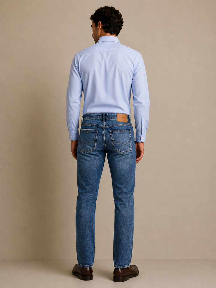 Jean masculino azul índigo de corte semi entubado Purple Rain, confeccionado en mezcla de algodón, poliéster, rayón y elastómero para brindar comodidad, resistencia y un ajuste moderno. Diseño versátil ideal para looks casuales y smart casual.