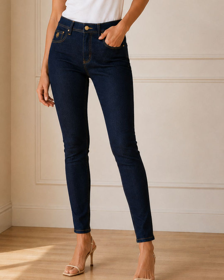 Jean skinny fit.
Tiro medio-alto.
Color azul oscuro de fácil combinación.