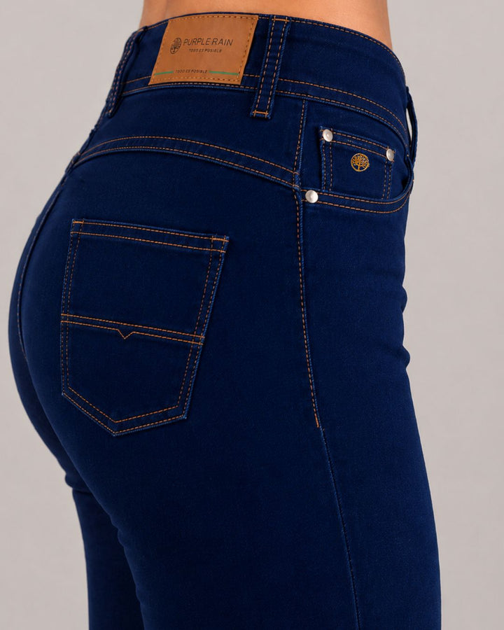 Jean skinny fit.
Tiro medio-alto.
Color azul oscuro de fácil combinación.