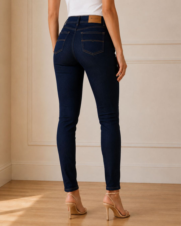 Jean skinny fit.
Tiro medio-alto.
Color azul oscuro de fácil combinación.