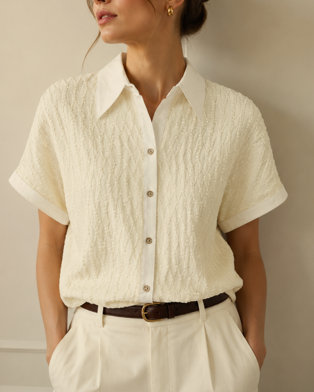 Diseño de hombro caído para una caída natural y favorecedora.
Tela texturizada con relieve delicado.
Cuello camisero clásico.
Botonadura frontal funcional.
Manga corta amplia con terminación en sesgo ancho.
Silueta cómoda y elegante.
Fácil de combinar con jeans, pantalones de sastrería o faldas.