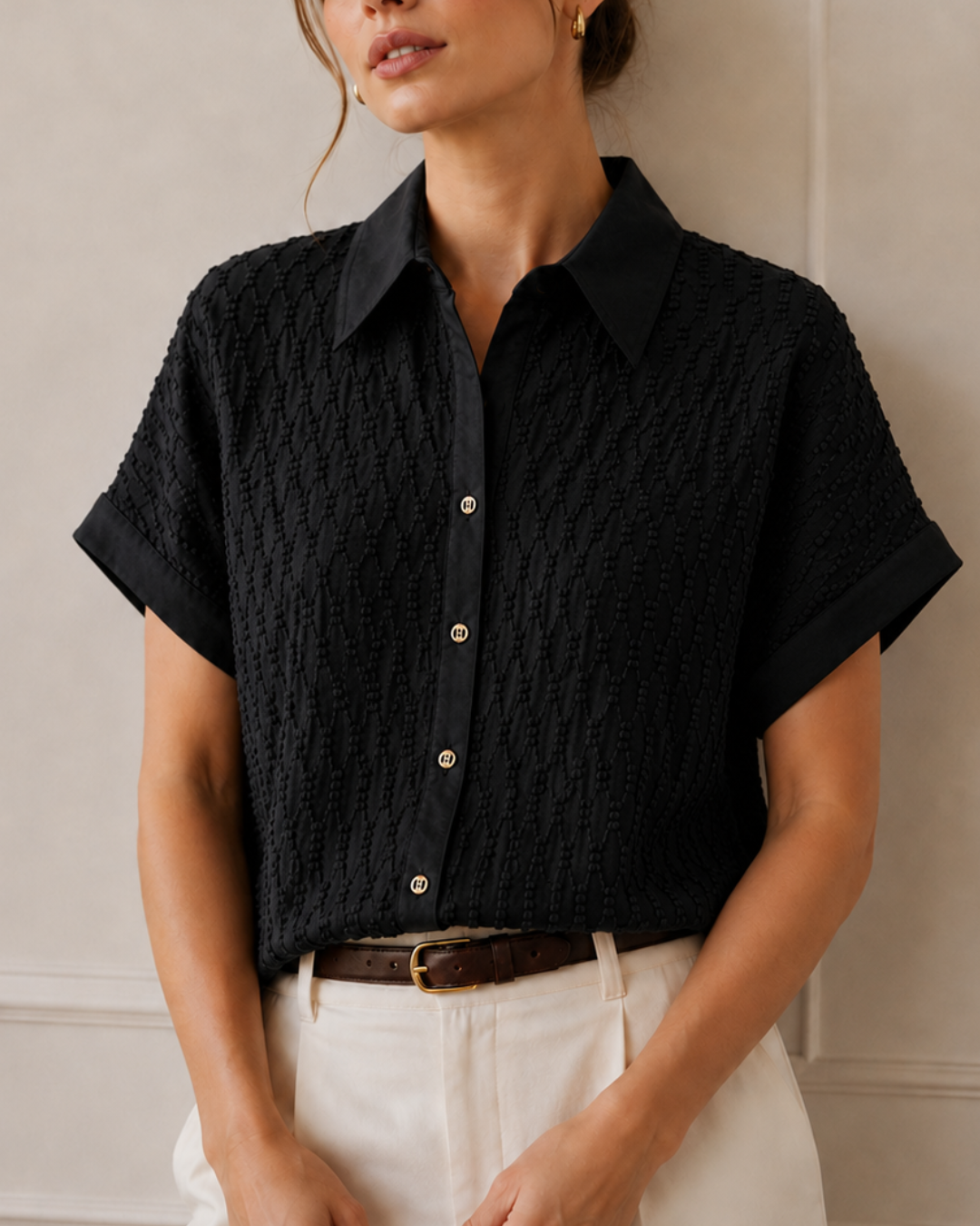 Diseño de hombro caído para una caída natural y favorecedora.
Tela texturizada con relieve delicado.
Cuello camisero clásico.
Botonadura frontal funcional.
Manga corta amplia con terminación en sesgo ancho.
Silueta cómoda y elegante.
Fácil de combinar con jeans, pantalones de sastrería o faldas.