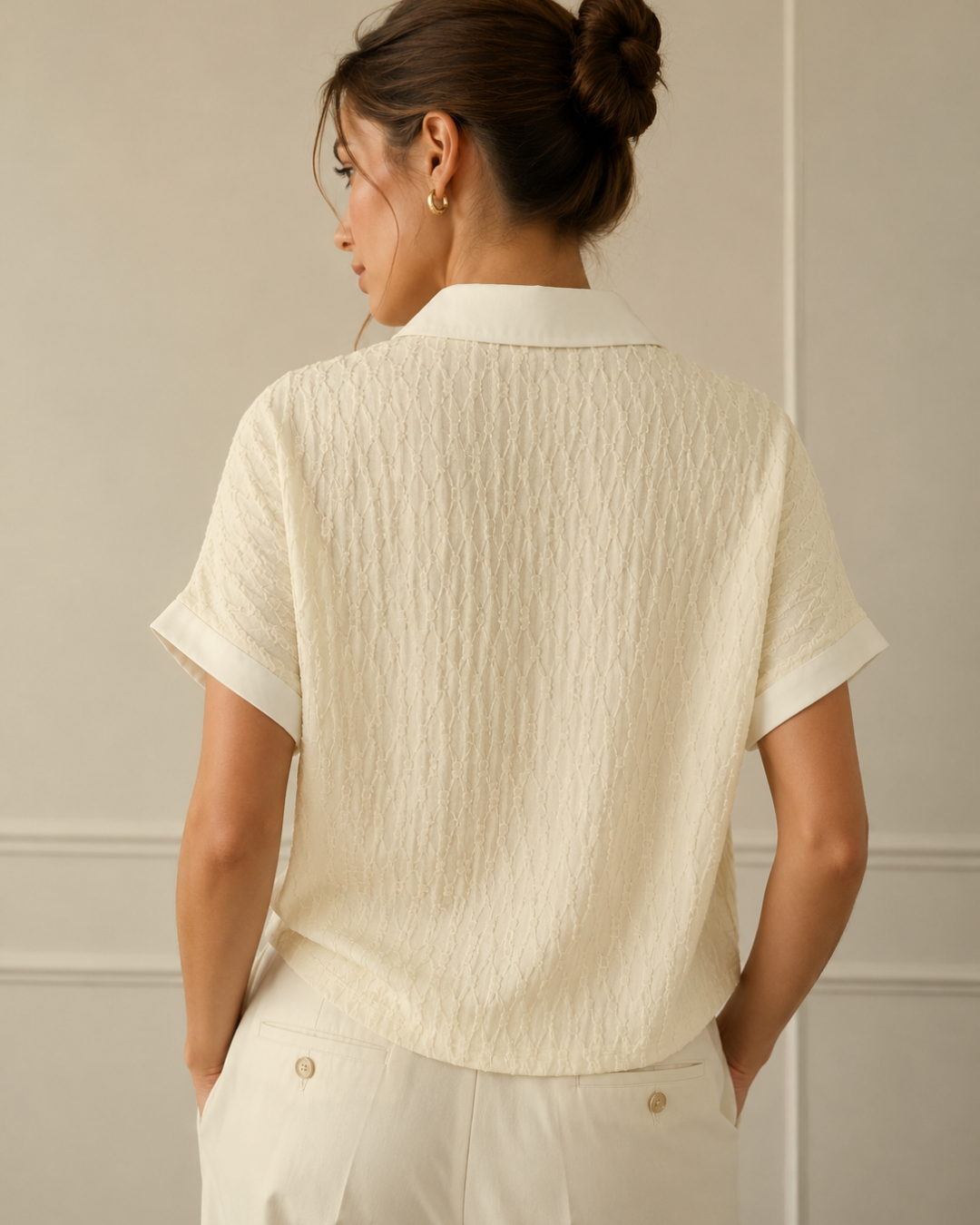 Diseño de hombro caído para una caída natural y favorecedora.
Tela texturizada con relieve delicado.
Cuello camisero clásico.
Botonadura frontal funcional.
Manga corta amplia con terminación en sesgo ancho.
Silueta cómoda y elegante.
Fácil de combinar con jeans, pantalones de sastrería o faldas.