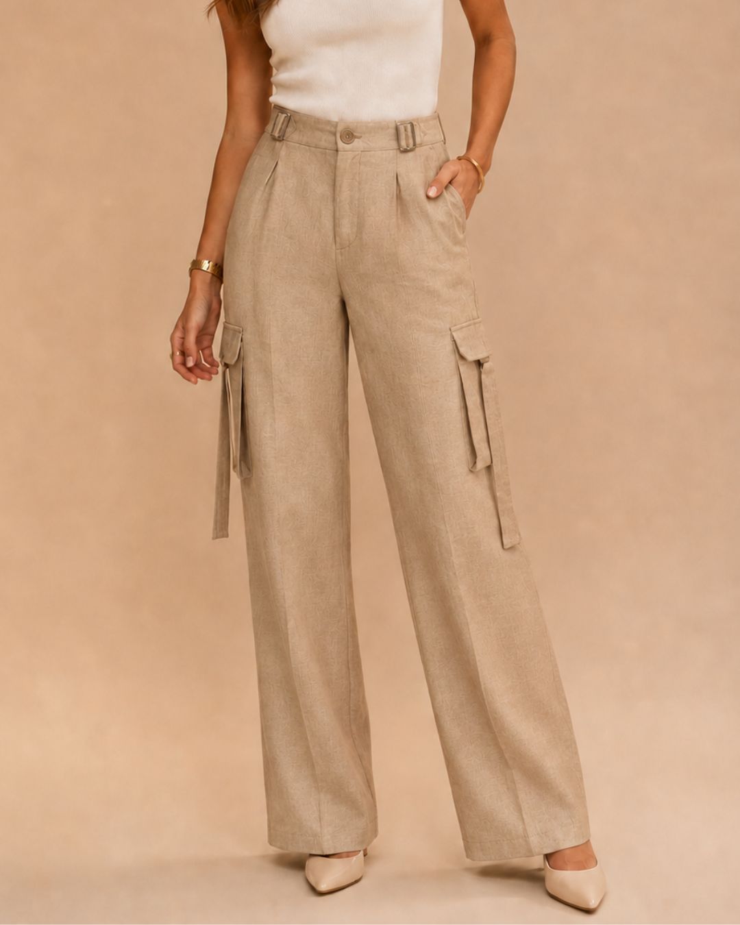 "Pantalón Sahara Soft Cargo beige para mujer de Purple Rain, fit relajado con tela suave y fresca de rayón y poliéster, vista frontal."