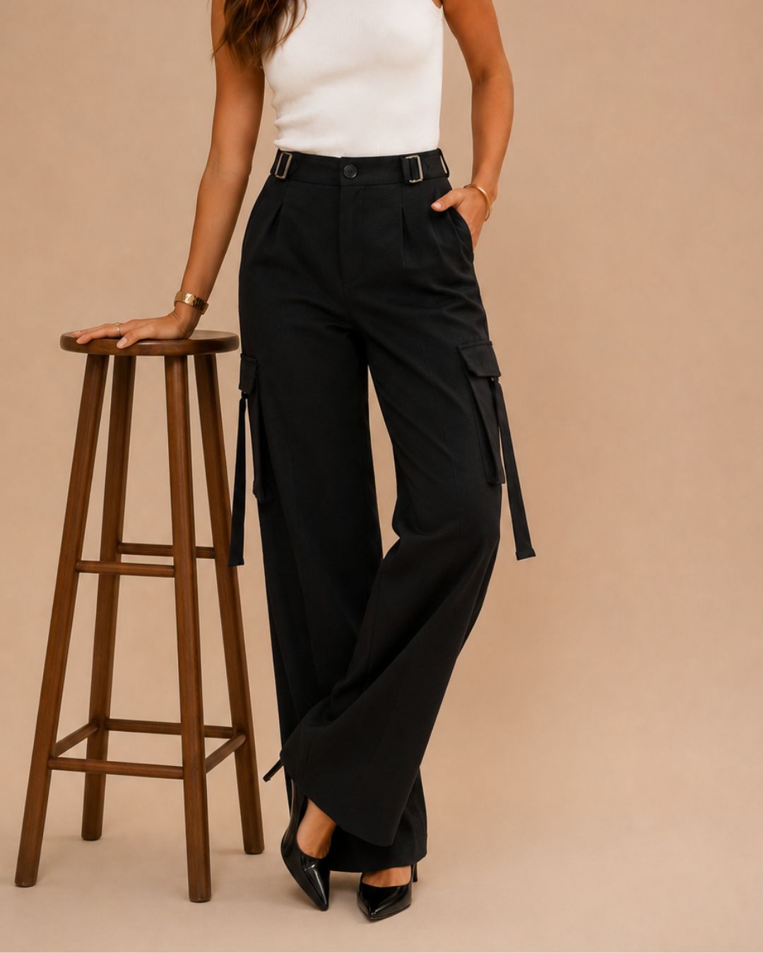 "Pantalón Sahara Soft Cargo negro para mujer de Purple Rain, diseño cargo elegante con caída fluida y bolsillos laterales, vista frontal."