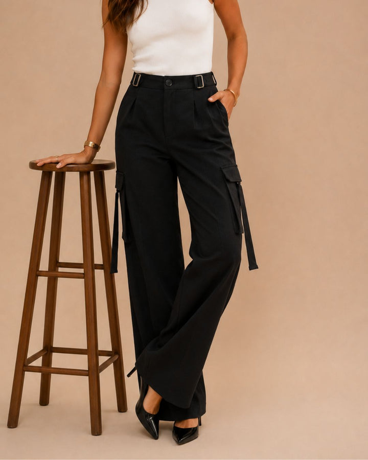 "Pantalón Sahara Soft Cargo negro para mujer de Purple Rain, diseño cargo elegante con caída fluida y bolsillos laterales, vista frontal."