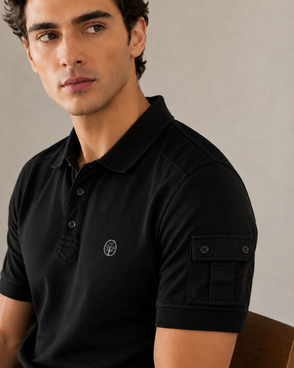 Polo Purple Rain Cargo Premium

Una polo diseñada para quienes valoran los detalles que marcan la diferencia. Confeccionada en 100% algodón, ofrece una sensación suave, fresca y cómoda para el uso diario, manteniendo una apariencia sofisticada y versátil.