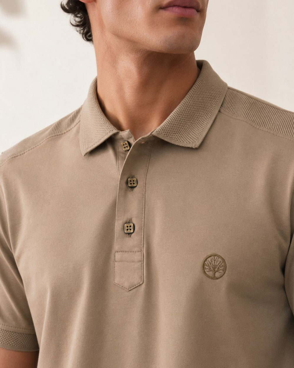 Polo Purple Rain Cargo Premium

Una polo diseñada para quienes valoran los detalles que marcan la diferencia. Confeccionada en 100% algodón, ofrece una sensación suave, fresca y cómoda para el uso diario, manteniendo una apariencia sofisticada y versátil.