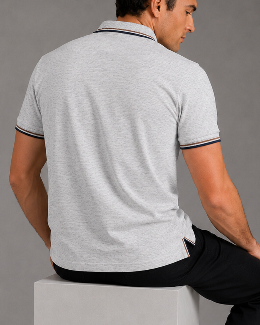 Polo Riviera Melange para hombre color gris jaspeado con cuello tejido azul marino y café, tapeta con contraste y logo bordado Purple Rain.