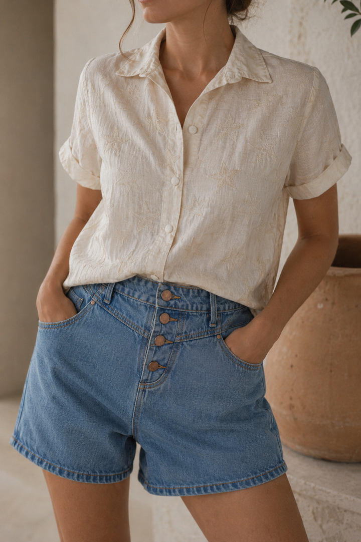 Short denim para mujer
Color azul claro
Tiro alto
Botonadura frontal metálica visible
Diseño de cuatro botones
Silueta cómoda y favorecedora
Bolsillos delanteros funcionales
Bolsillos posteriores funcionales
Pasadores para cinturón
Lavado claro con efecto envejecido sutil
Acabado premium
Fácil de combinar