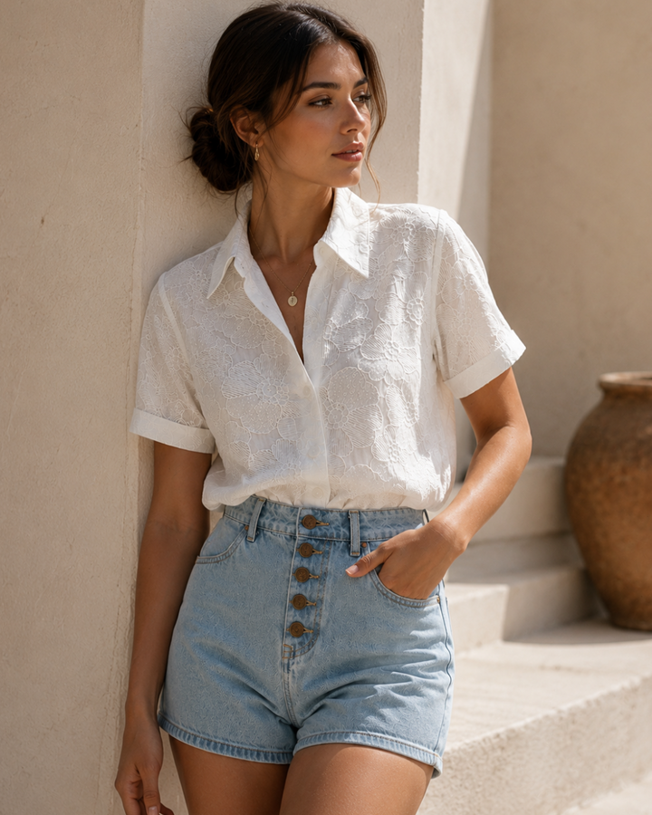 Short denim para mujer
Color azul claro
Tiro alto
Botonadura frontal metálica decorativa
Lavado claro con efecto vintage suave
Bolsillos delanteros funcionales
Bolsillos traseros funcionales
Pasadores para cinturón
Silueta femenina y favorecedora
Acabados premium
Diseño versátil y fácil de combinar