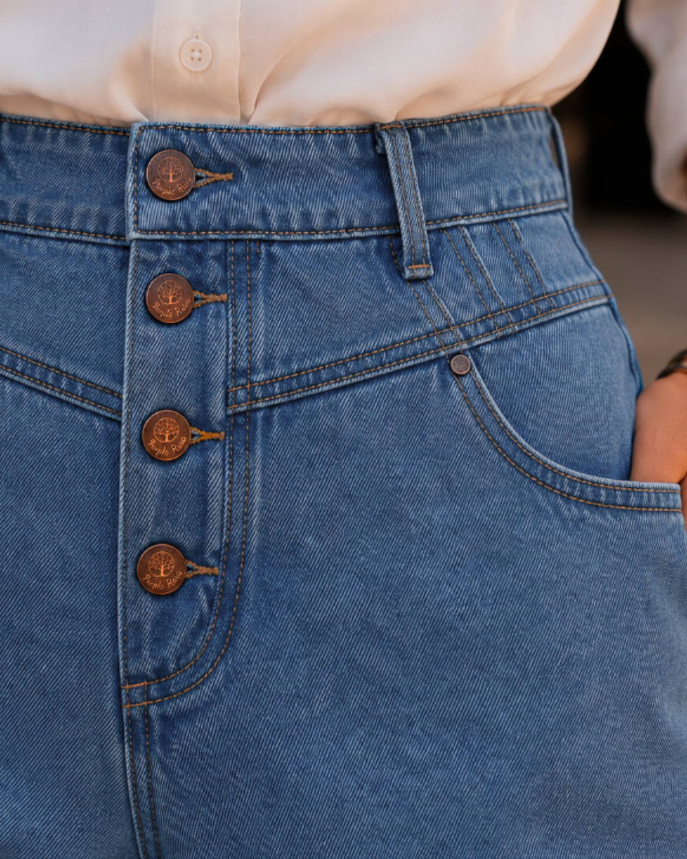 Short denim para mujer
Color azul claro
Tiro alto
Botonadura frontal metálica visible
Diseño de cuatro botones
Silueta cómoda y favorecedora
Bolsillos delanteros funcionales
Bolsillos posteriores funcionales
Pasadores para cinturón
Lavado claro con efecto envejecido sutil
Acabado premium
Fácil de combinar