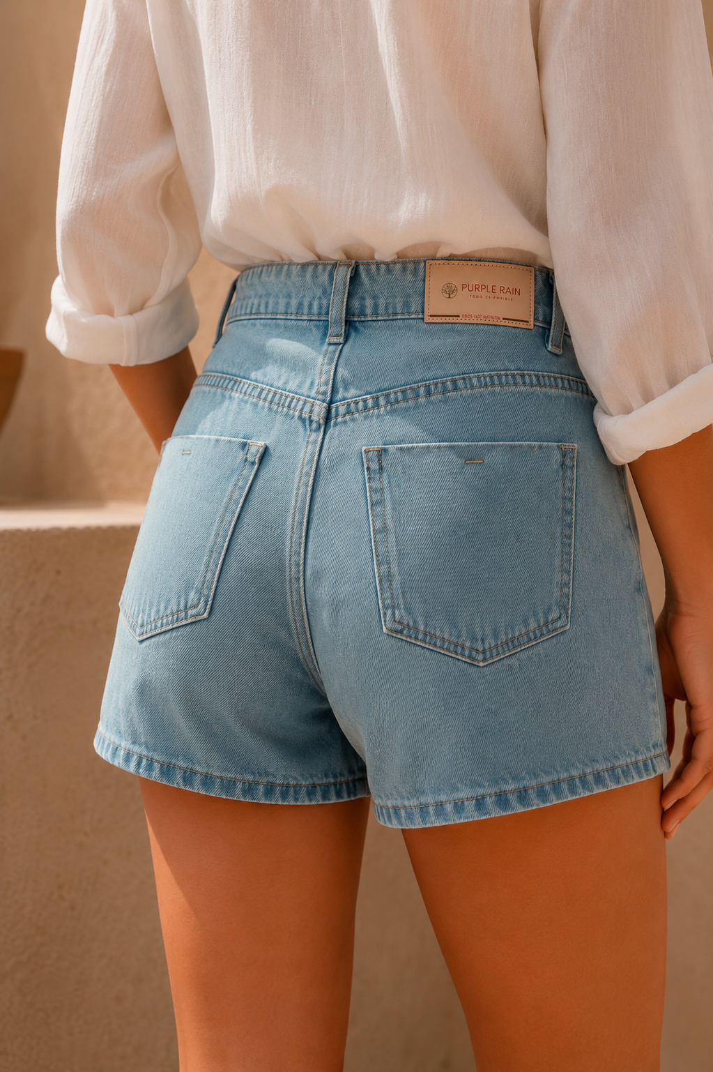 Short denim para mujer
Color azul claro
Tiro alto
Botonadura frontal metálica decorativa
Lavado claro con efecto vintage suave
Bolsillos delanteros funcionales
Bolsillos traseros funcionales
Pasadores para cinturón
Silueta femenina y favorecedora
Acabados premium
Diseño versátil y fácil de combinar