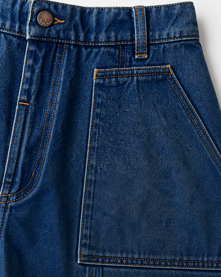 shShort denim para mujer
Color azul oscuro
Tiro alto
Cintura con elástico posterior
Tela denim premium
Bolsillos delanteros amplios
Bolsillos posteriores funcionales
Costuras decorativas en contraste
Pasadores para cinturón
Acabado lavado oscuro con efecto envejecido suave
Diseño cómodo y favorecedor
Inspiración old money contemporánea